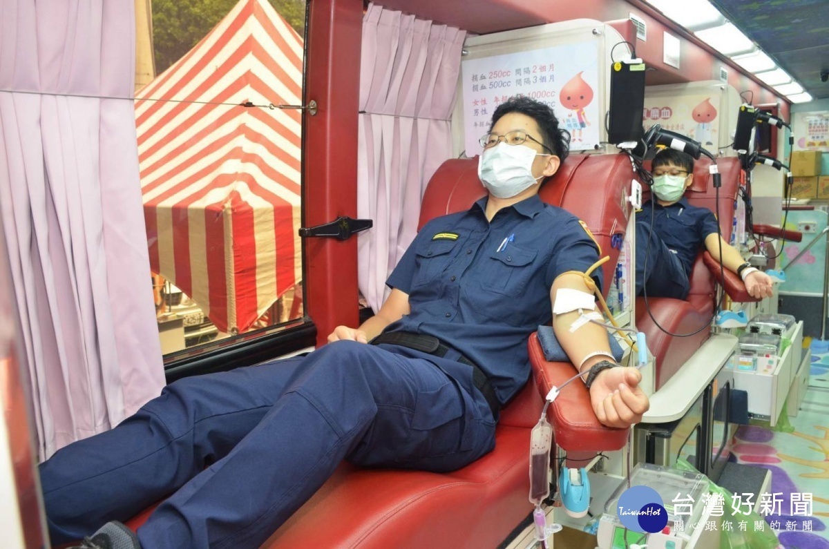龜山軍警民號召民眾捲袖捐血，捐血一袋救人一命。