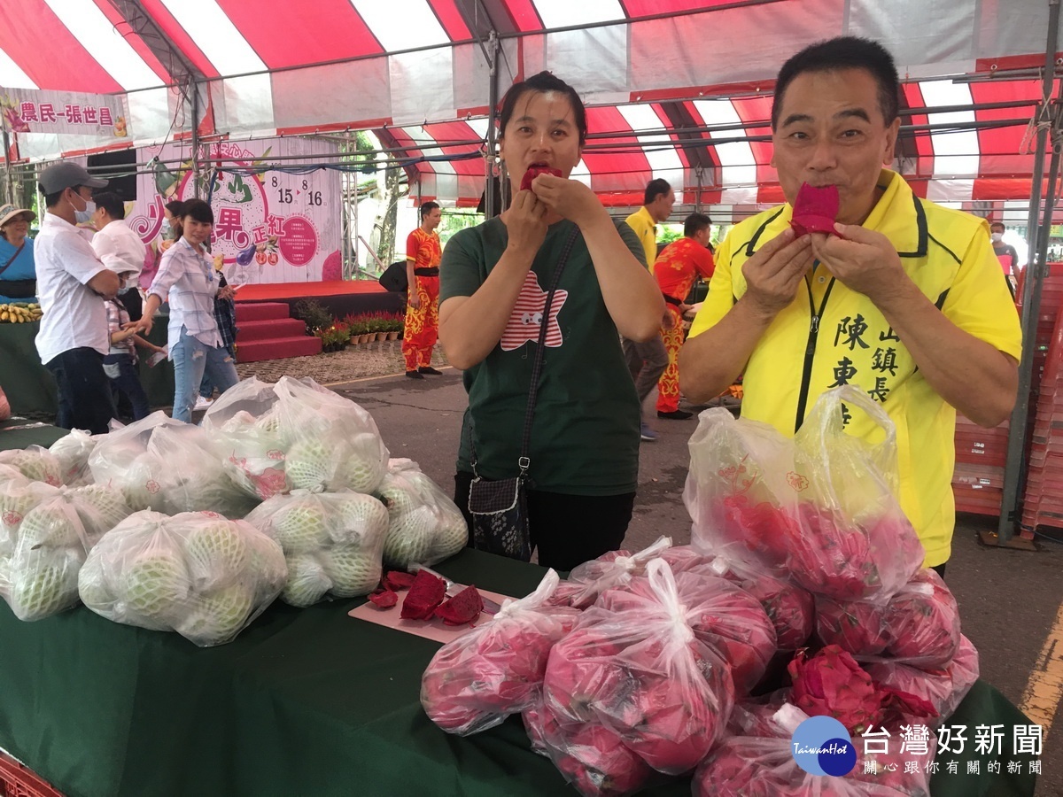 陳鎮長說紅龍果甜度很夠值得推廣。（記者扶小萍攝）