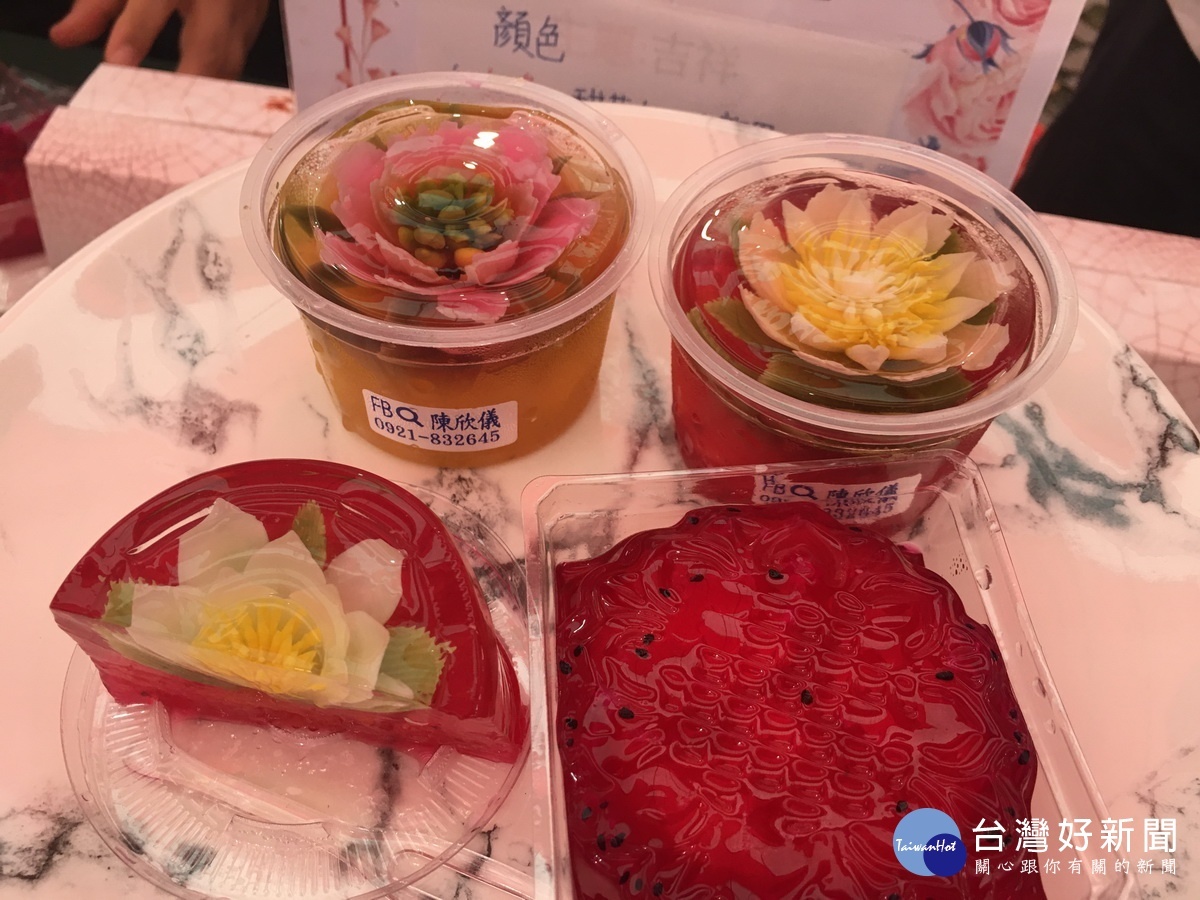紅龍果果凍「花樣」細緻唯美很受歡迎。(記者扶小萍攝)