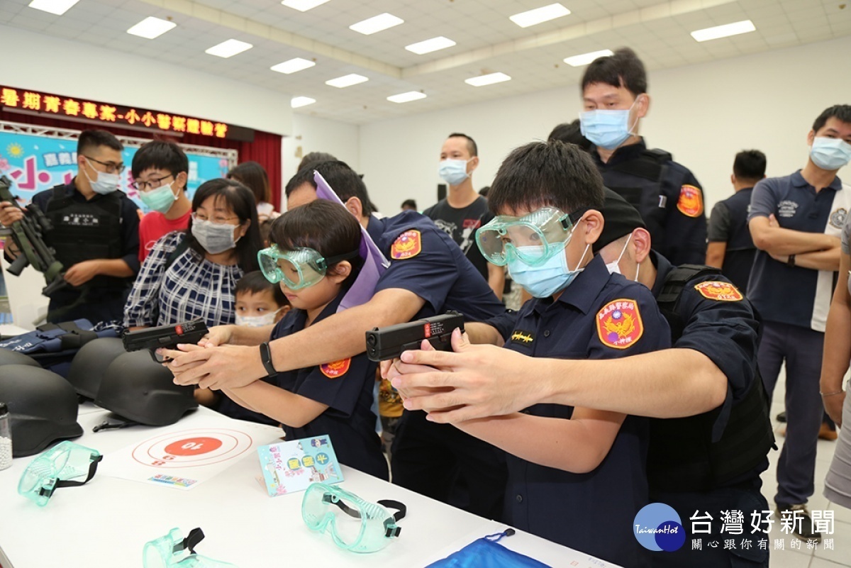 小小警察們進行BB槍射擊闖關遊戲／陳致愷翻攝