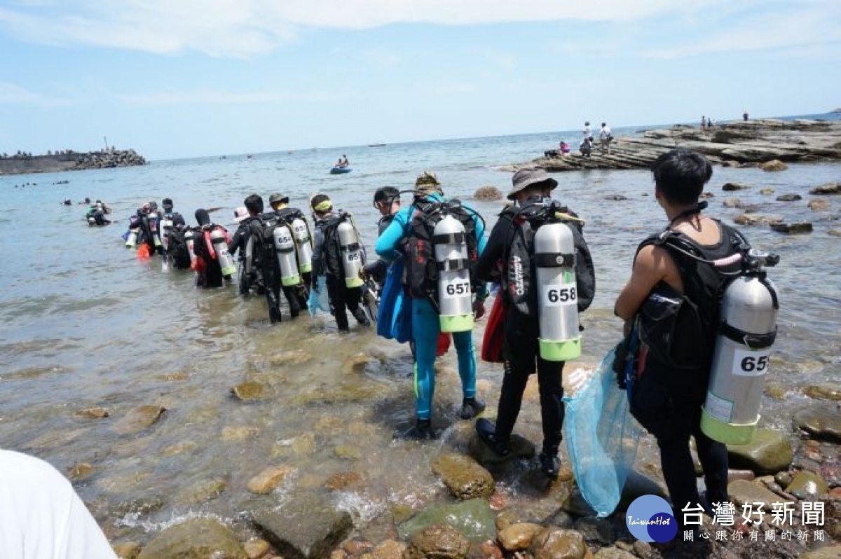 桃市環保潛水隊響應「一件好事救海洋」活動，清除海底垃圾，為愛護海洋盡一份心力。