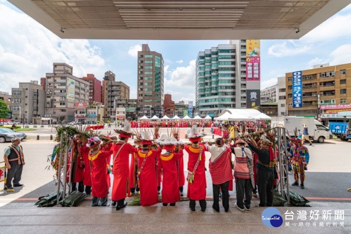 總頭目用蘆葦草、芒草及猴藤祭拜呼喚祖靈