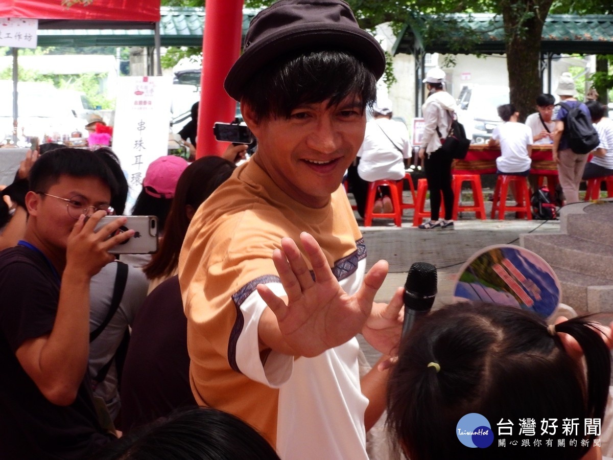 藝人王宏恩與現場民眾互動拍照