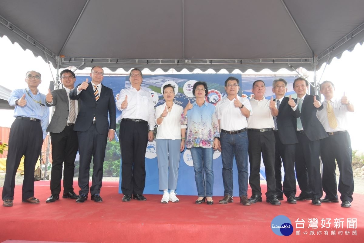 風電運維基地開工典禮風電商代表與縣長王惠美。圖/彰化縣政府提供