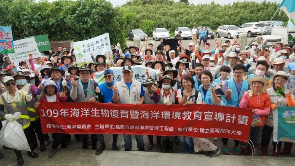 桃園市政府海岸管理工程處於白玉海灘舉辦魚苗放流及淨灘教育活動。