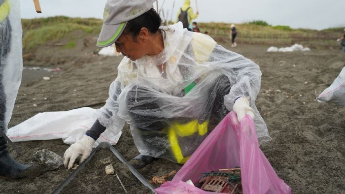 桃園市政府海岸管理工程處於白玉海灘舉辦魚苗放流及淨灘教育活動。