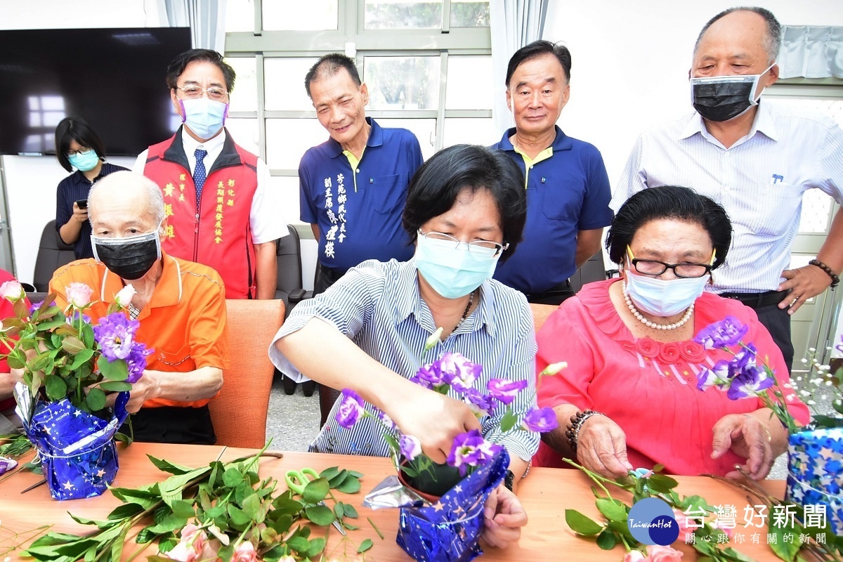 芳苑日照中心成立開幕,縣長王惠美與與老人互動。
