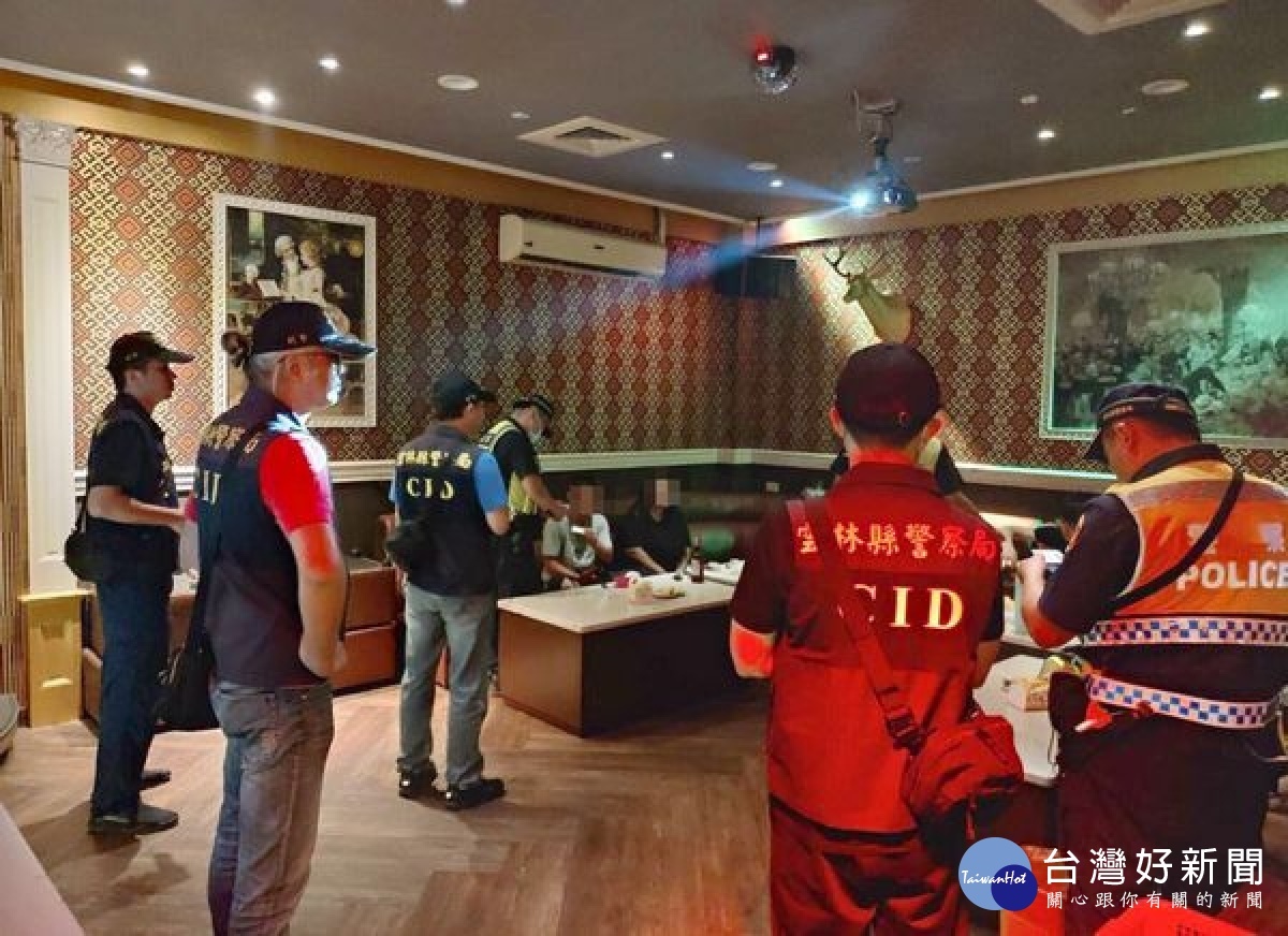 北港警方實施轄區擴大臨檢,利用M-Police防疫警示功能查獲一名男子為列管居家檢疫對象,當場依規定通報權管機關追蹤與裁罰。