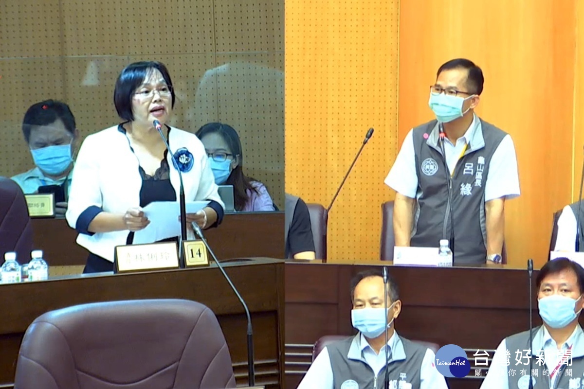 桃園市議員林俐玲於議事堂中質詢龜山區長呂緣。