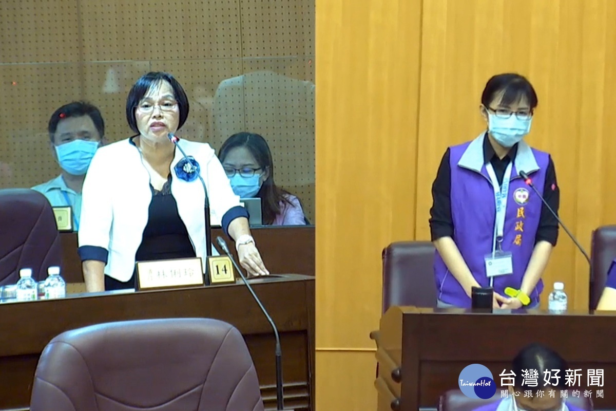 桃園市議員林俐玲於議事堂中請市府民政局政風室主任說明「採購法」。