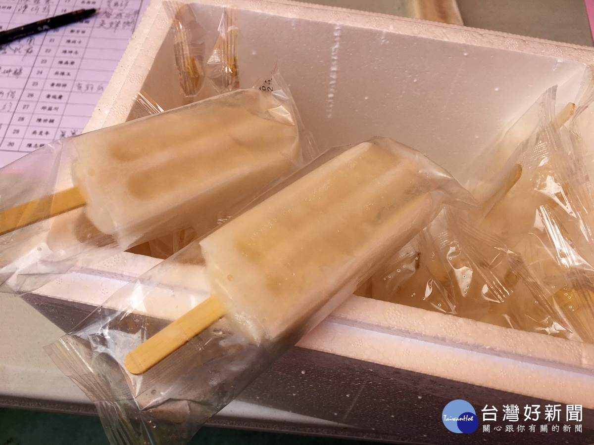 第一波先開發可可冰棒。（記者扶小萍攝）