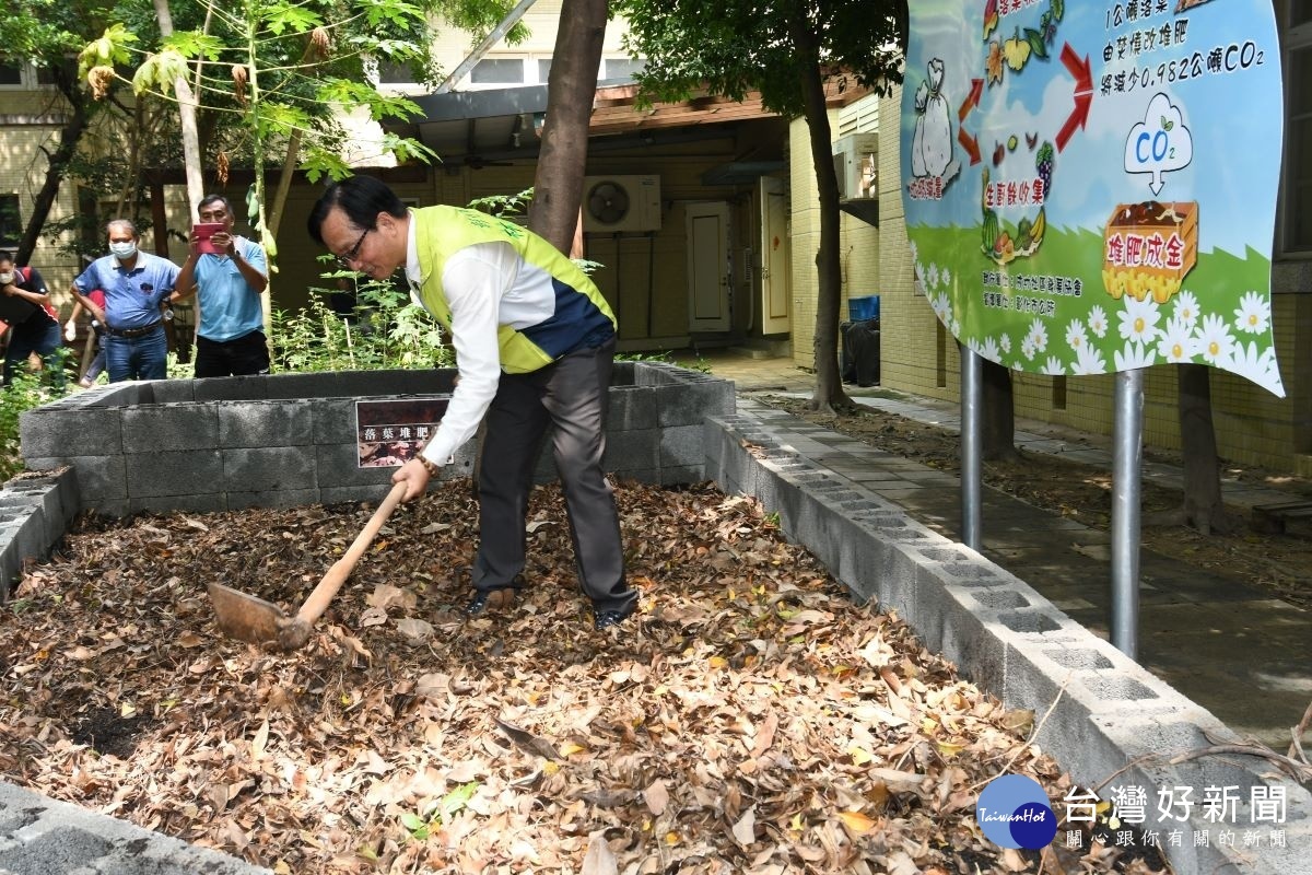 林世賢市長在成功社區的落肥堆肥示範區整理堆肥。