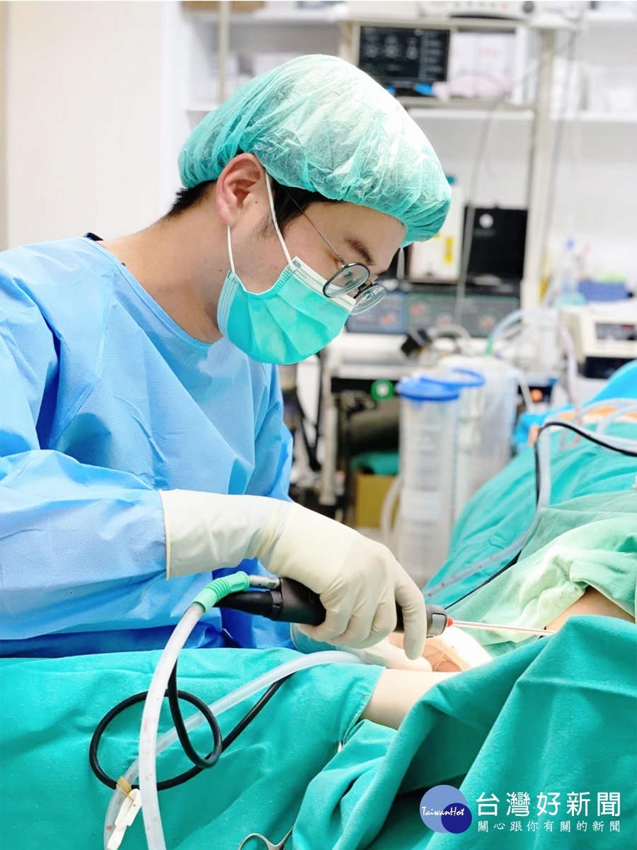 洪章桂醫師以微創旋轉刀手術為患者去除狐臭。