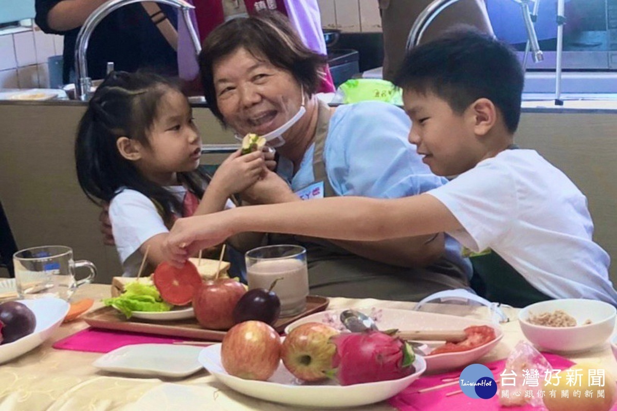 「祖孫手牽手 一同呷飽趣」手作料理活動中,孫子、孫女將做好的吐司獻給阿嬤品嚐。