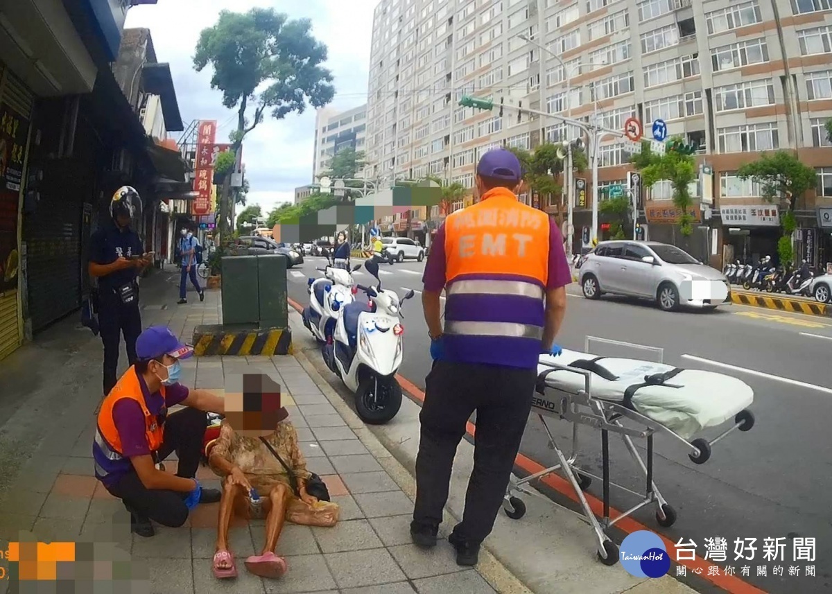 身體不適老婦清晨路倒,八德警員熱心救援。