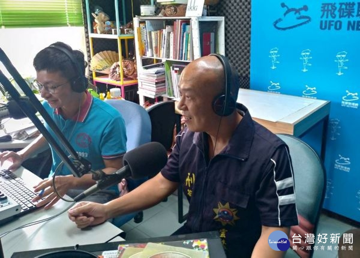 北港分局偵查佐蔡英信前往飛碟聯播網民生展望電台，就「暑期保護少年青春專案」與主持人溫佳學進行宣導，期待青少年有個純淨、快樂的暑假。