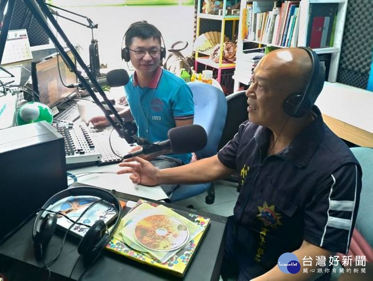 北港分局偵查佐蔡英信前往飛碟聯播網民生展望電台，就「暑期保護少年青春專案」與主持人溫佳學進行宣導，期待青少年有個純淨、快樂的暑假。