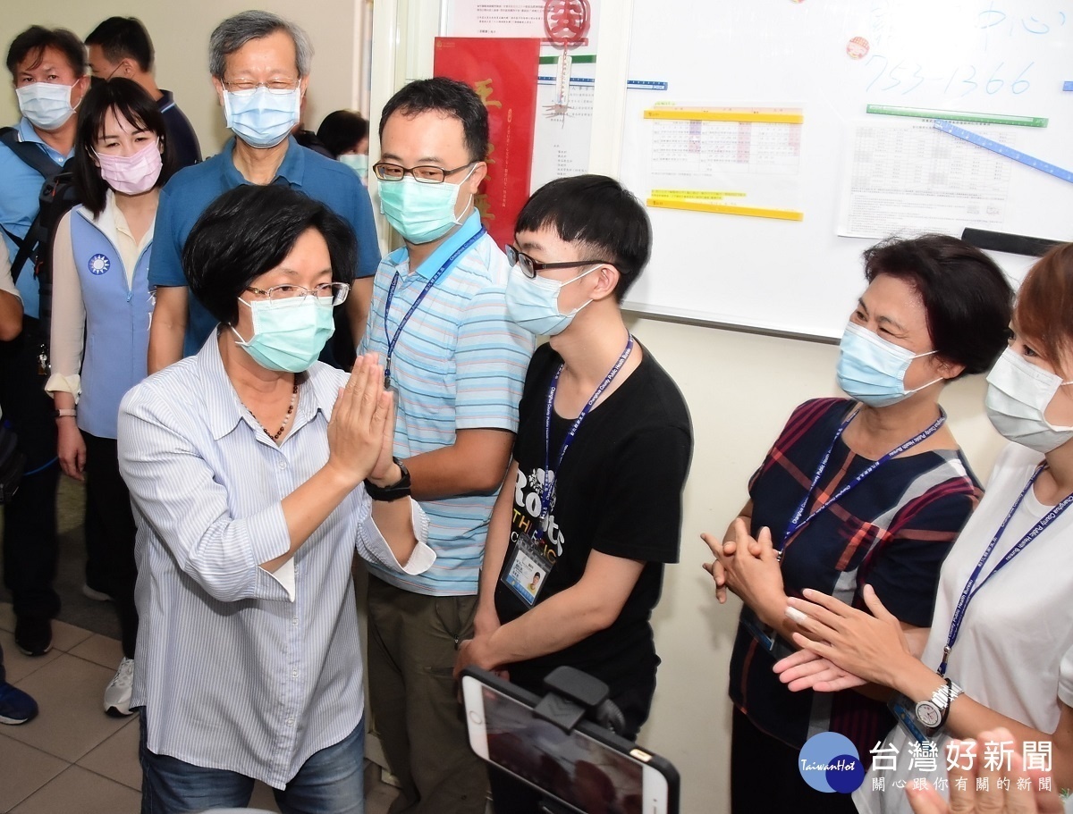 縣長王惠美替基層人員加油打氣,慰勉衛生局同仁。