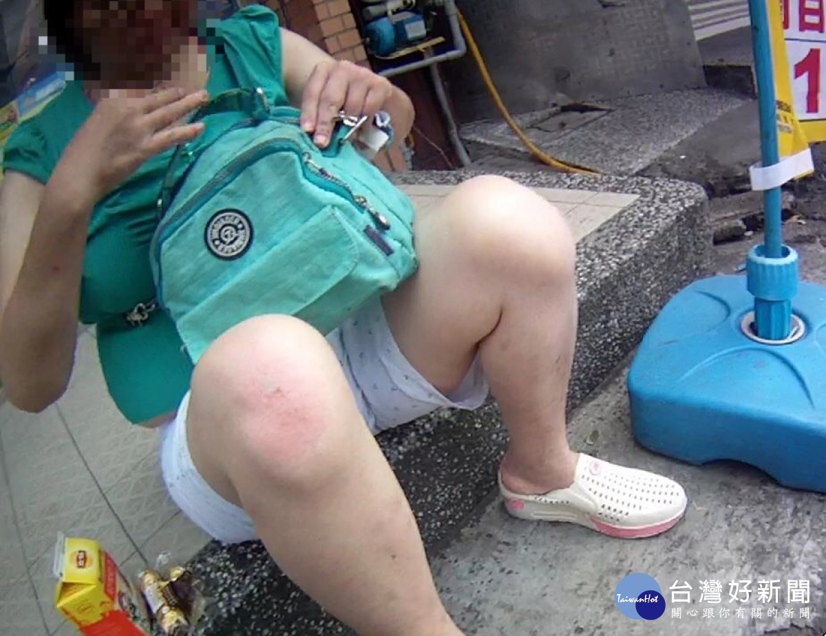 員警附近來回察看,果然在騎樓下發現全身無力的葉姓婦人。