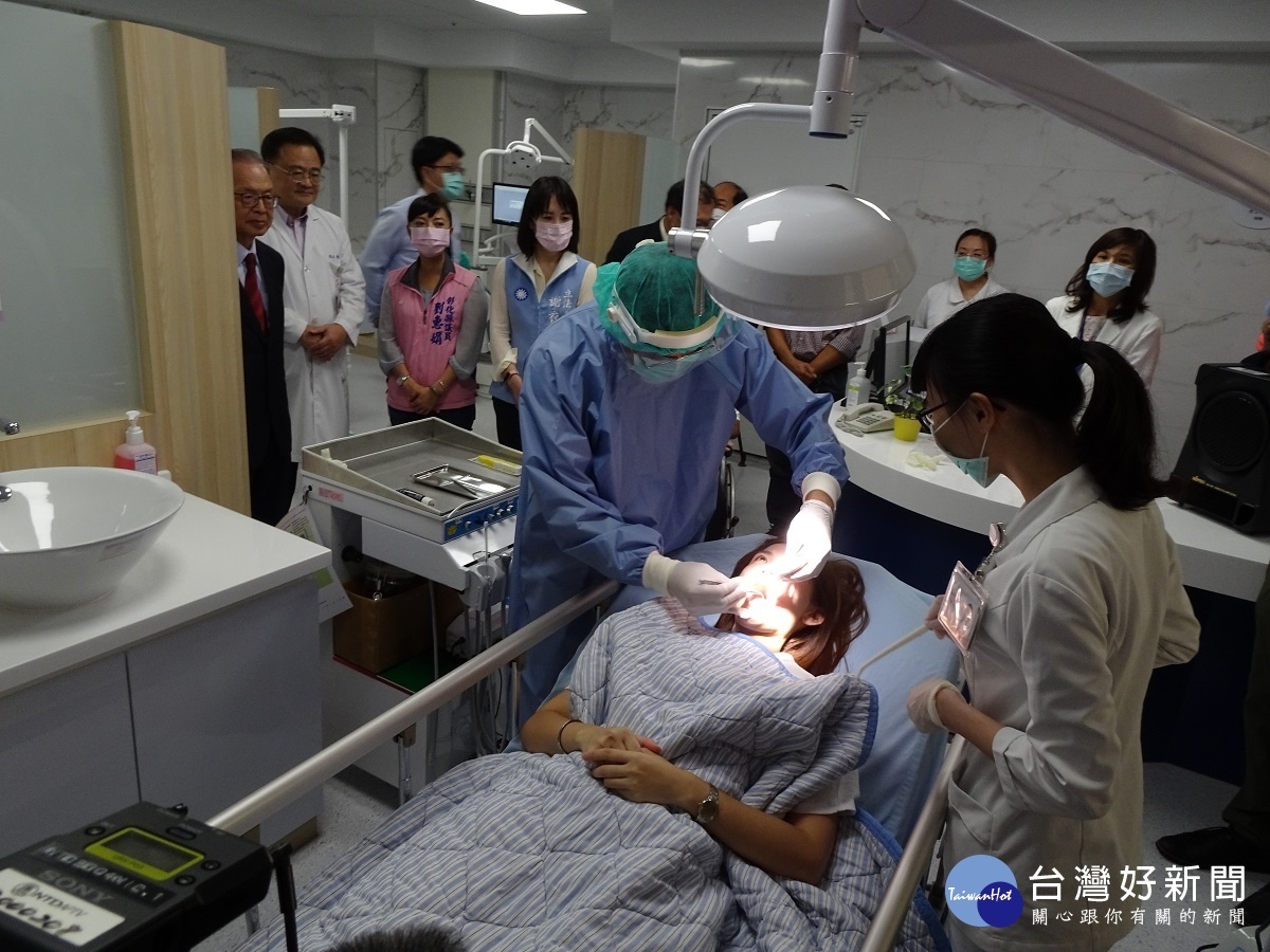診間參觀及臥床病人直接推病床入診間看診。