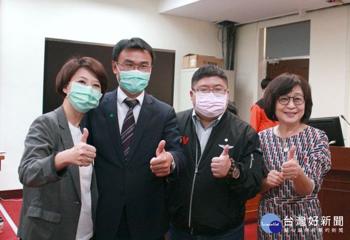 立委蘇治芬為減輕養殖戶的電費壓力，與蔡易餘、陳亭妃等委員向農委會主委陳吉仲反應漁民心聲，成功爭取養殖漁業用電優惠。