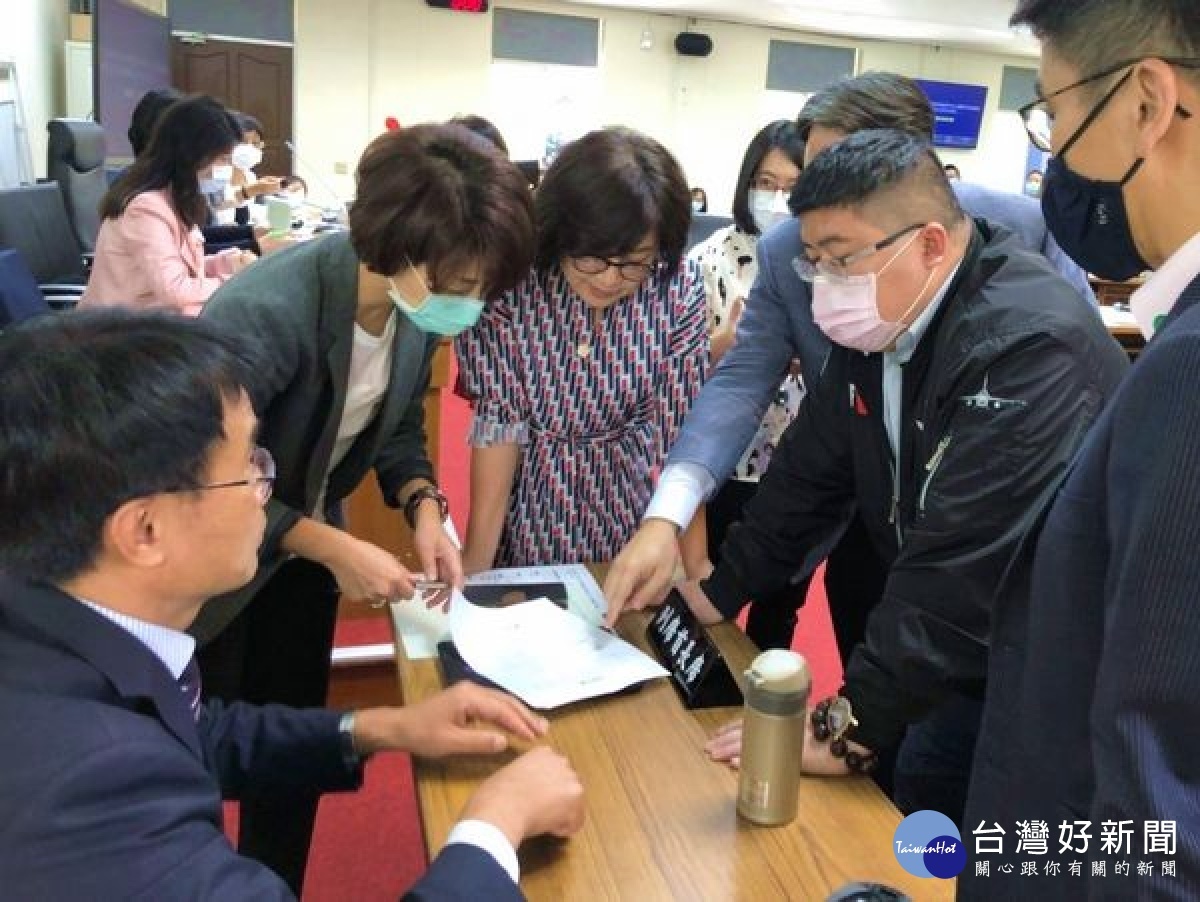 立委蘇治芬為減輕養殖戶的電費壓力，與蔡易餘、陳亭妃等委員向農委會主委陳吉仲反應漁民心聲，成功爭取養殖漁業用電優惠。
