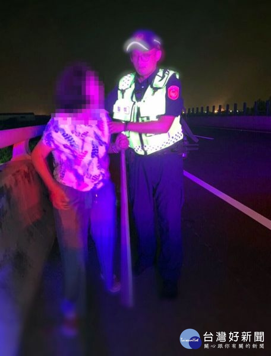 老婦外出訪友卻迷路走上台61線高架快速道路,下崙警方獲報馳赴現場,將老婦帶返警所照護休息,並連繫家屬平安接回。