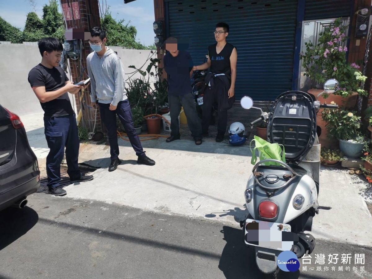 員警以左右夾擊方式,終於在中正路二段上將竊嫌攔下