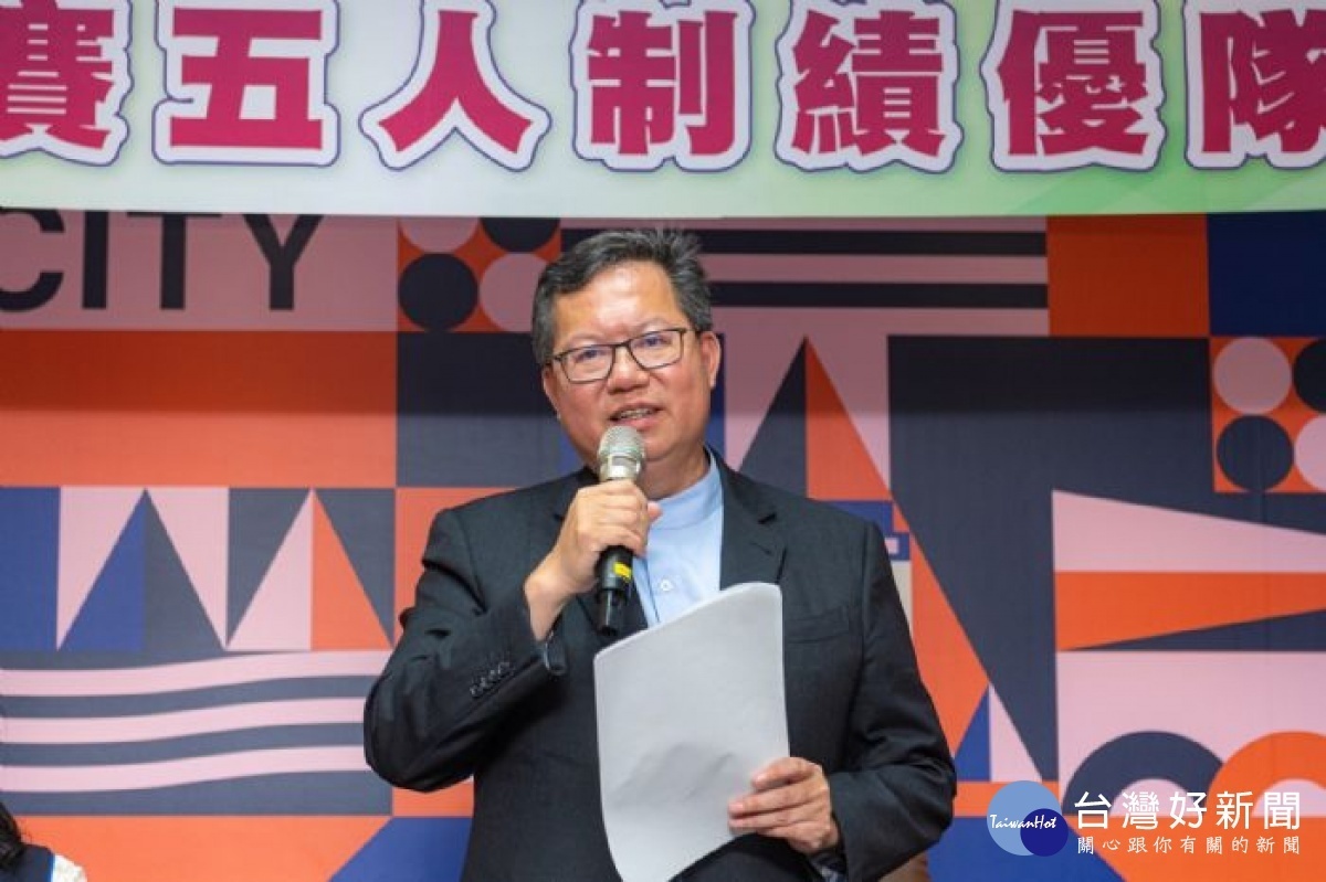鄭市長致詞表示,表揚桃市中興國中和龍興國中奪得足球聯賽佳績,持續推展足球運動向下扎根