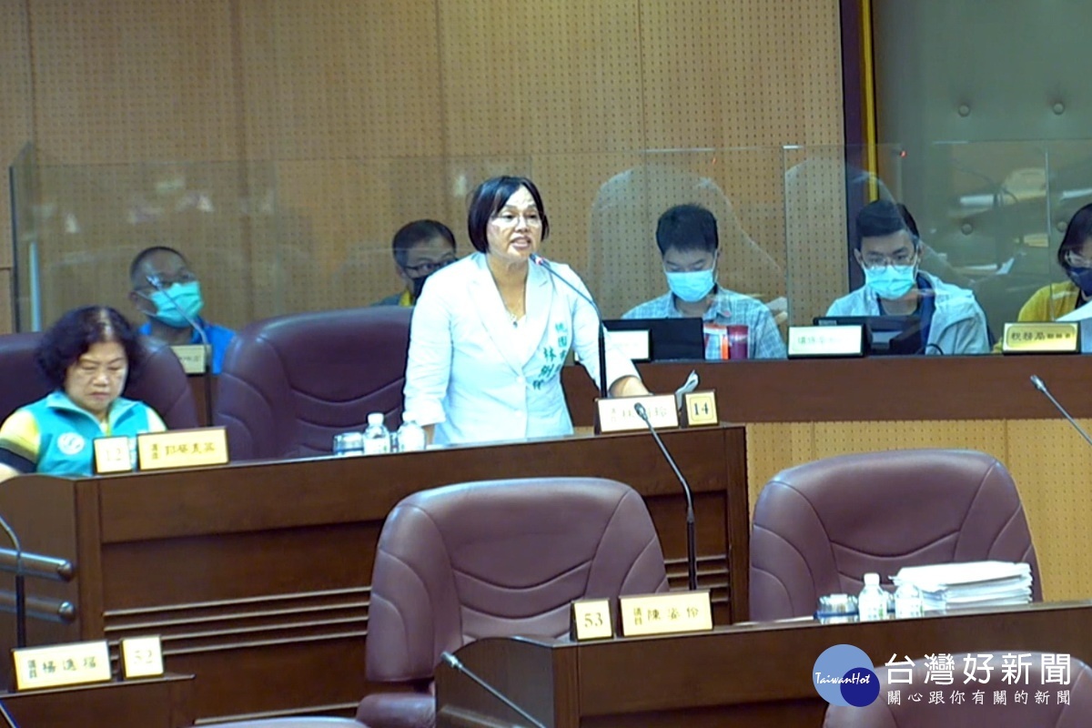 針對綠電及回饋金問題,桃園市議員林俐玲於議事堂上質詢。