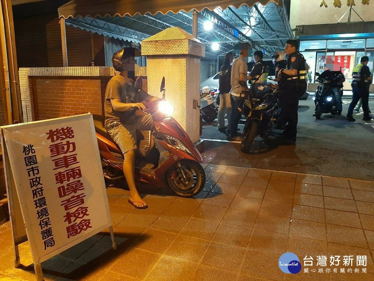 取締違規改裝車,八德警攔查20餘輛車檢測13輛超標。