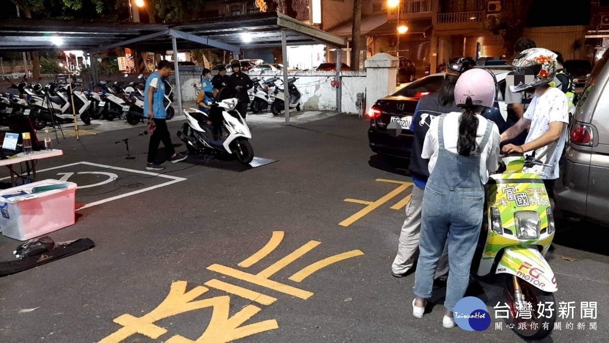 取締違規改裝車,八德警攔查20餘輛車檢測13輛超標。