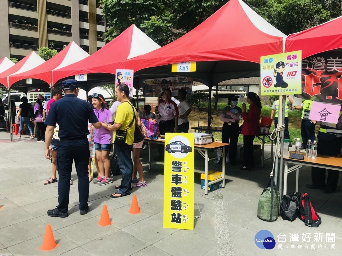 提倡暑假期間少年正當休閒活動,中壢警分局規劃「辦公室椅滑行大賽」活動。
