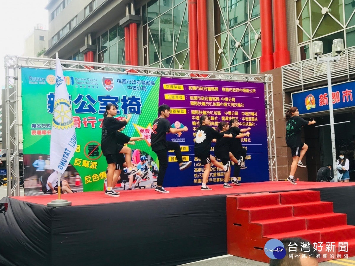 提倡暑假期間少年正當休閒活動,中壢警分局規劃「辦公室椅滑行大賽」活動。