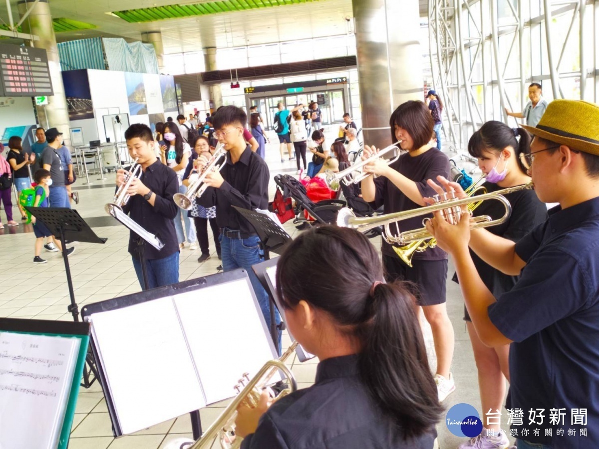 「Let’s Play小號重奏團」學生演奏家現身高鐵桃園站,吸引許多來往的旅客佇足聆聽。