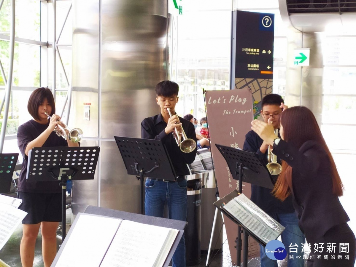 「Let’s Play小號重奏團」學生演奏家現身高鐵桃園站,吸引許多來往的旅客佇足聆聽。