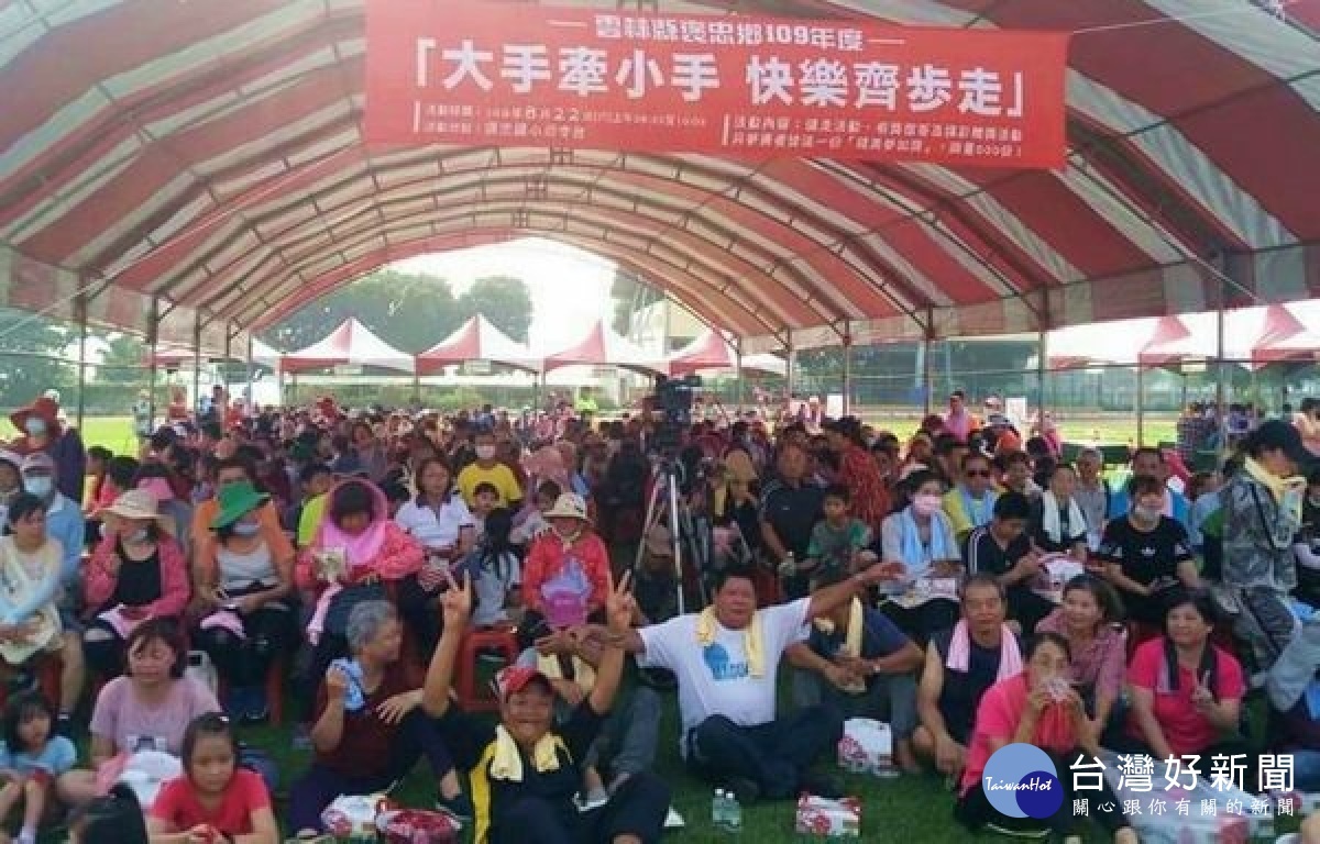 褒忠公所為提倡鄉內運動風氣，特舉辦「大手牽小手，快樂齊健走」活動，鄉長陳建名與數百位民眾齊聚繞行鄉境，現場還有政令宣導、有獎徵答及摸彩，氣氛溫馨熱烈。