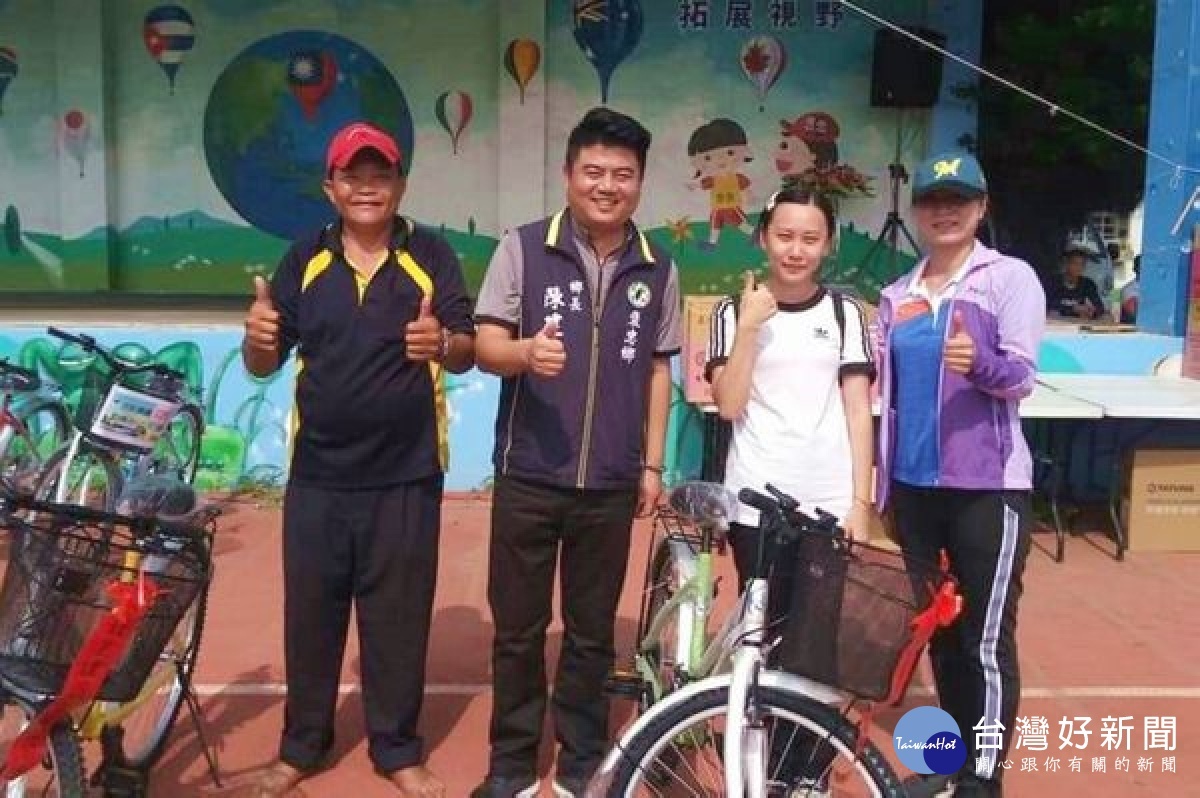 褒忠公所為提倡鄉內運動風氣，特舉辦「大手牽小手，快樂齊健走」活動，鄉長陳建名與數百位民眾齊聚繞行鄉境，現場還有政令宣導、有獎徵答及摸彩，氣氛溫馨熱烈。