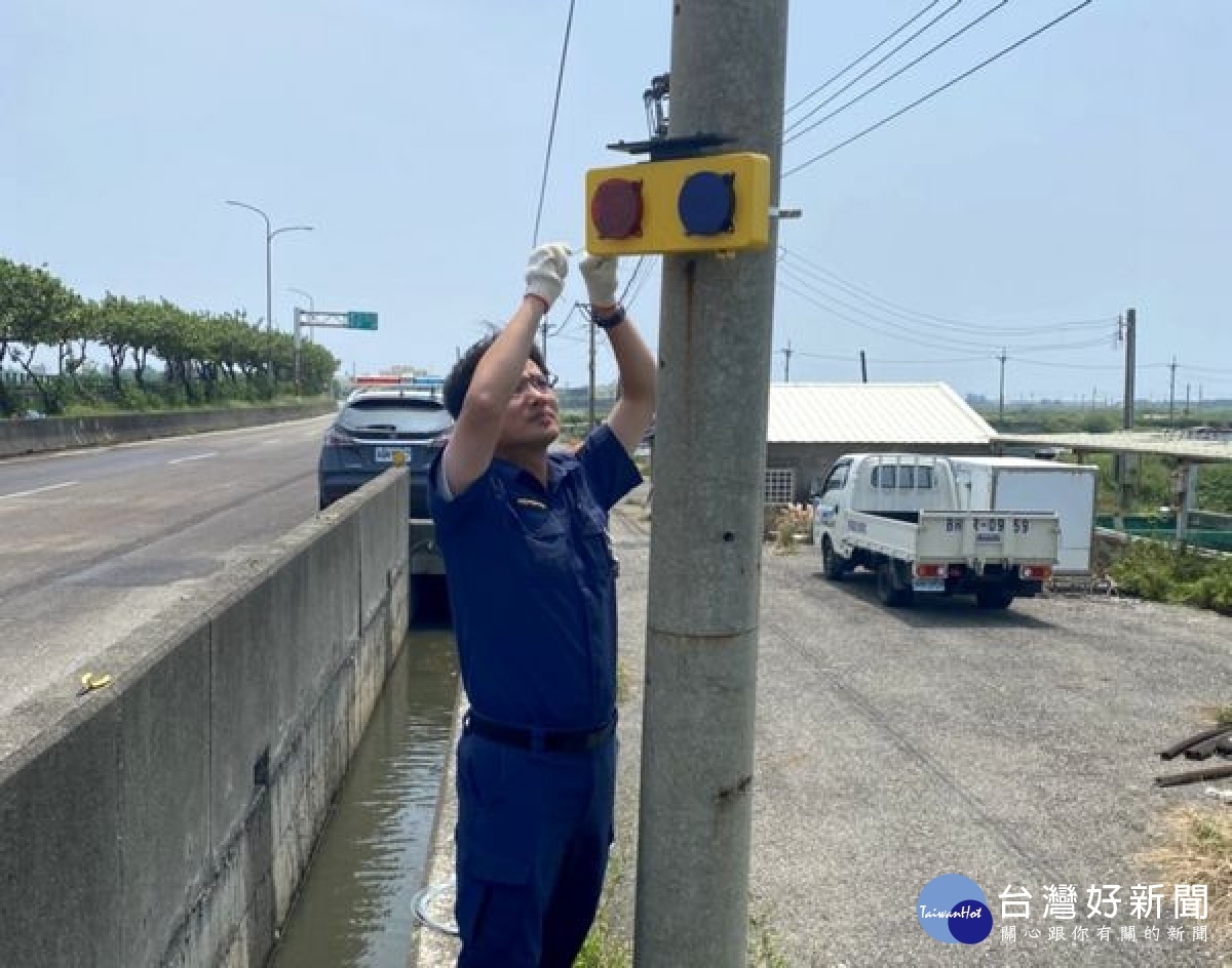 台61線青蚶橋辦理改建工程，沿途台17線平面道路車道縮減，北港警方設立爆閃燈，提醒用路人注意行車安全，獲社區民眾肯定與感謝警察的用心。
