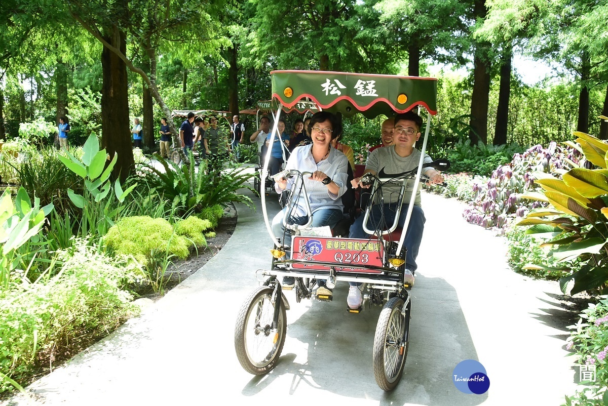 縣長與議長騎協力車體驗遊園的樂趣。