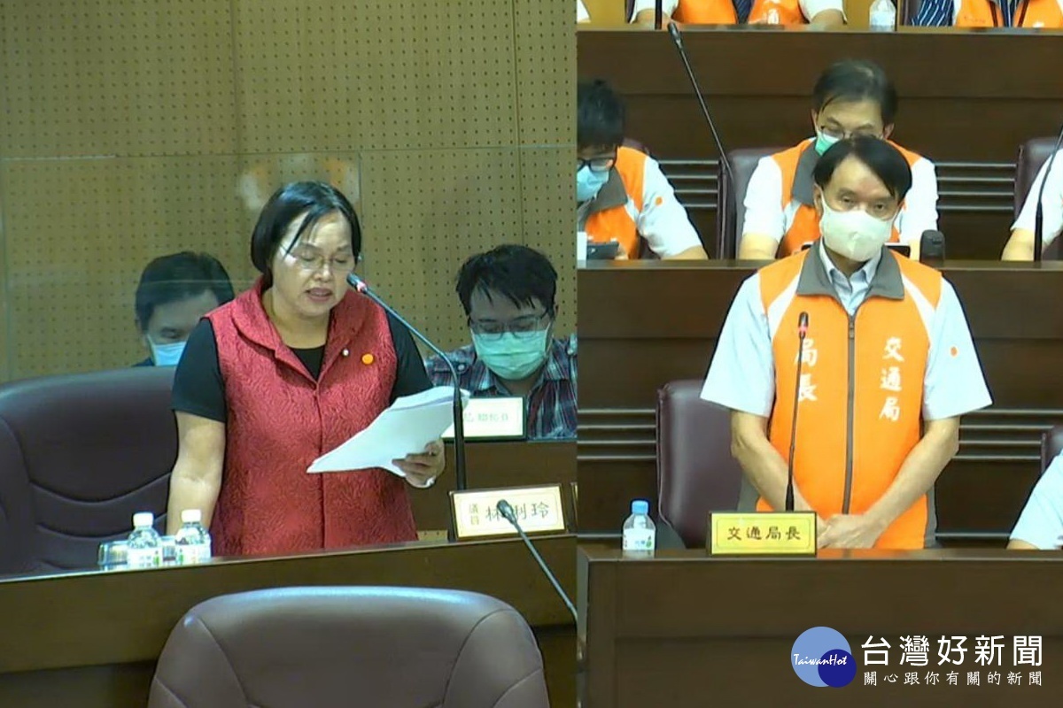 針對林口交流道交通壅塞問題,桃園市議員林俐玲質詢市府交通局長劉慶豐。