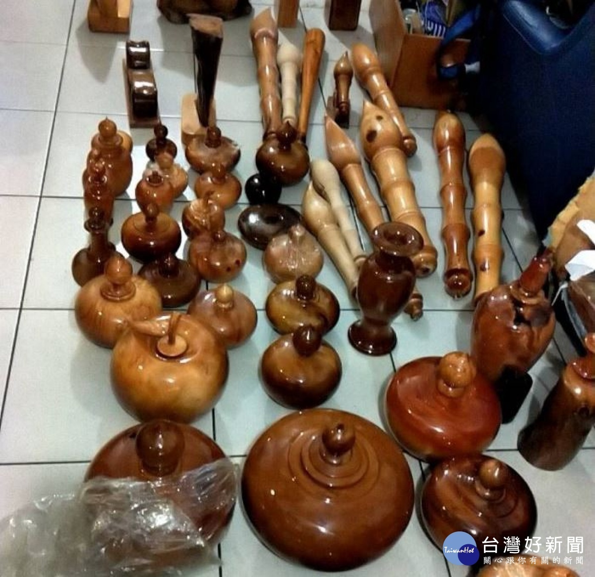 警方起獲大批檜木及肖楠、牛樟成品及半成品，其中不少已被製成手工藝品販售