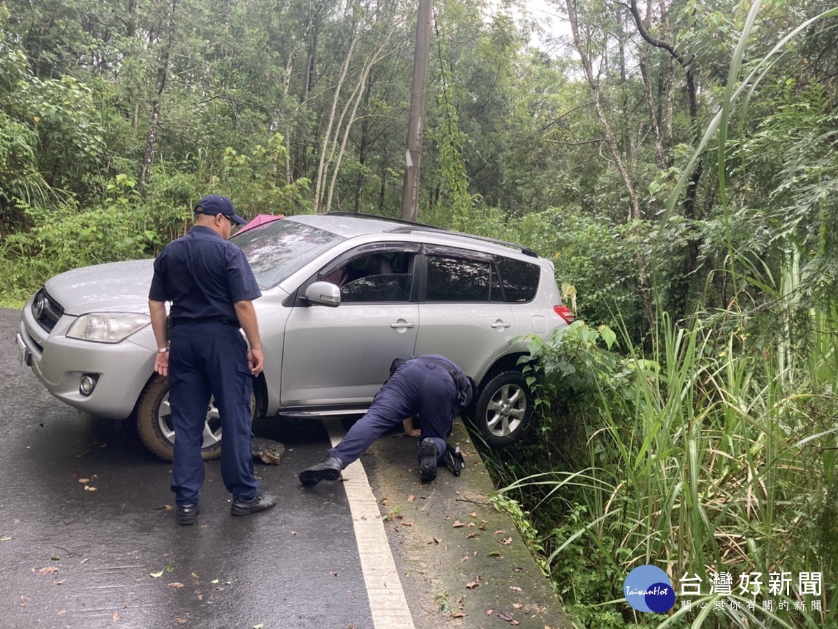 民眾車輛受困懸崖,集集分局員警奮勇救援。