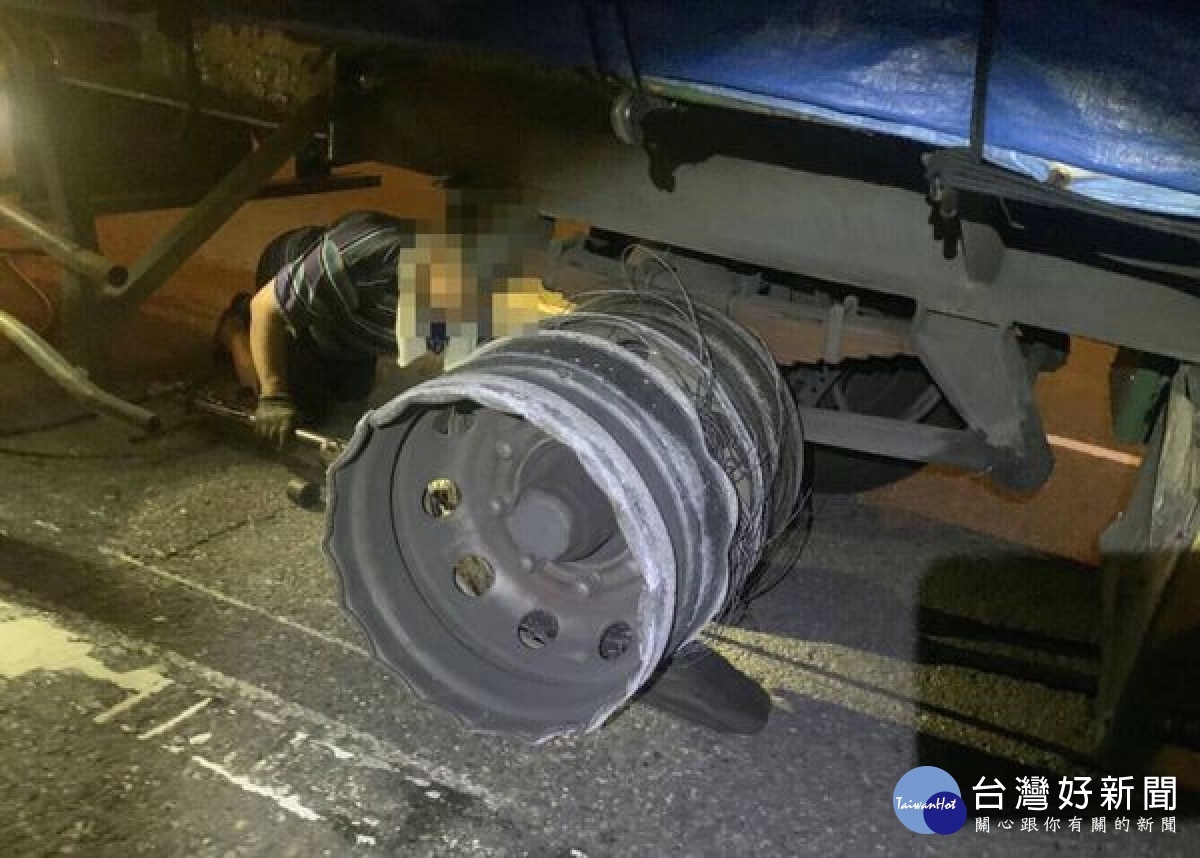 聯結車行經台61線爆胎胎皮散落,後續車輛輾壓波及受損,下崙警方冒險將散落路中央的輪胎皮拖走,避免交通危險。