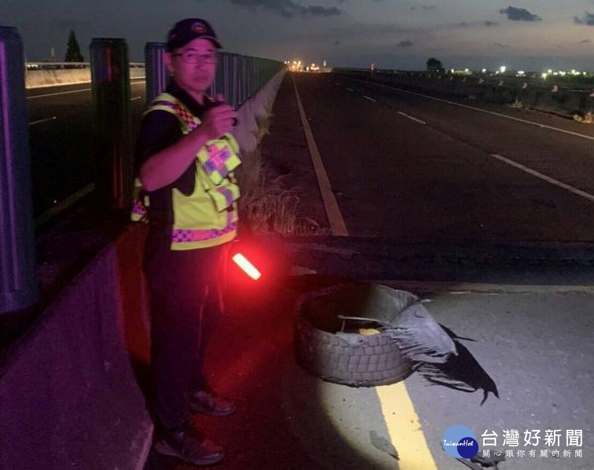 聯結車行經台61線爆胎胎皮散落,後續車輛輾壓波及受損,下崙警方冒險將散落路中央的輪胎皮拖走,避免交通危險。