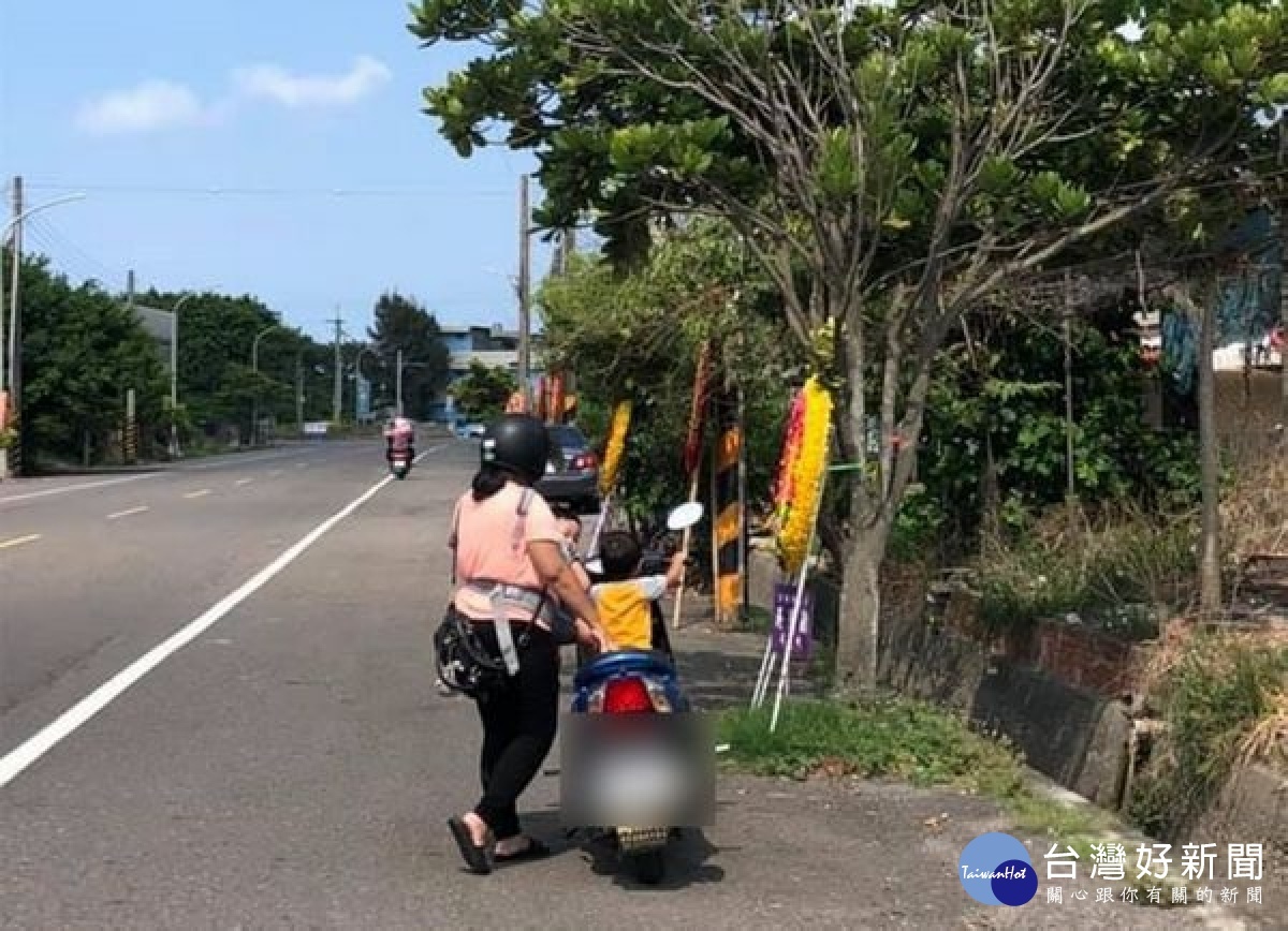 婦女帶著幼兒外出購物不慎遺失手機,因無法導航回親友家而慌張,巧遇橋頭所巡警,耐心協尋後終於順利找到親友家,化解一場虛驚。
