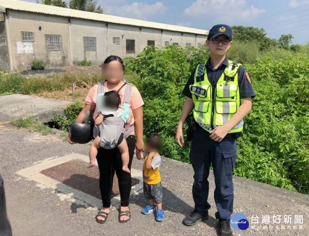 婦女帶著幼兒外出購物不慎遺失手機,因無法導航回親友家而慌張,巧遇橋頭所巡警,耐心協尋後終於順利找到親友家,化解一場虛驚。