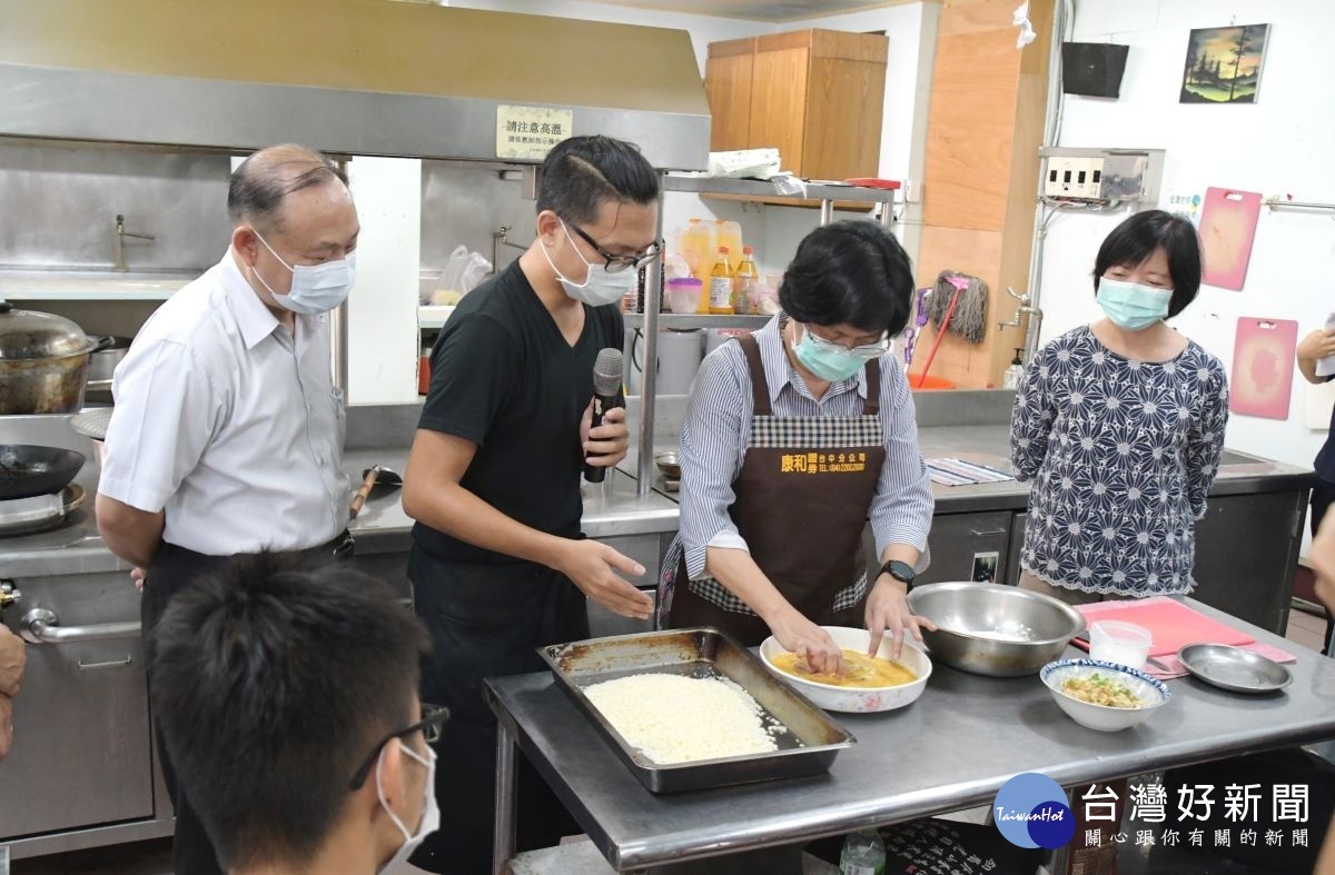 縣長王惠美參加青少年職業探索營 餐飲體驗班製作餐點。
