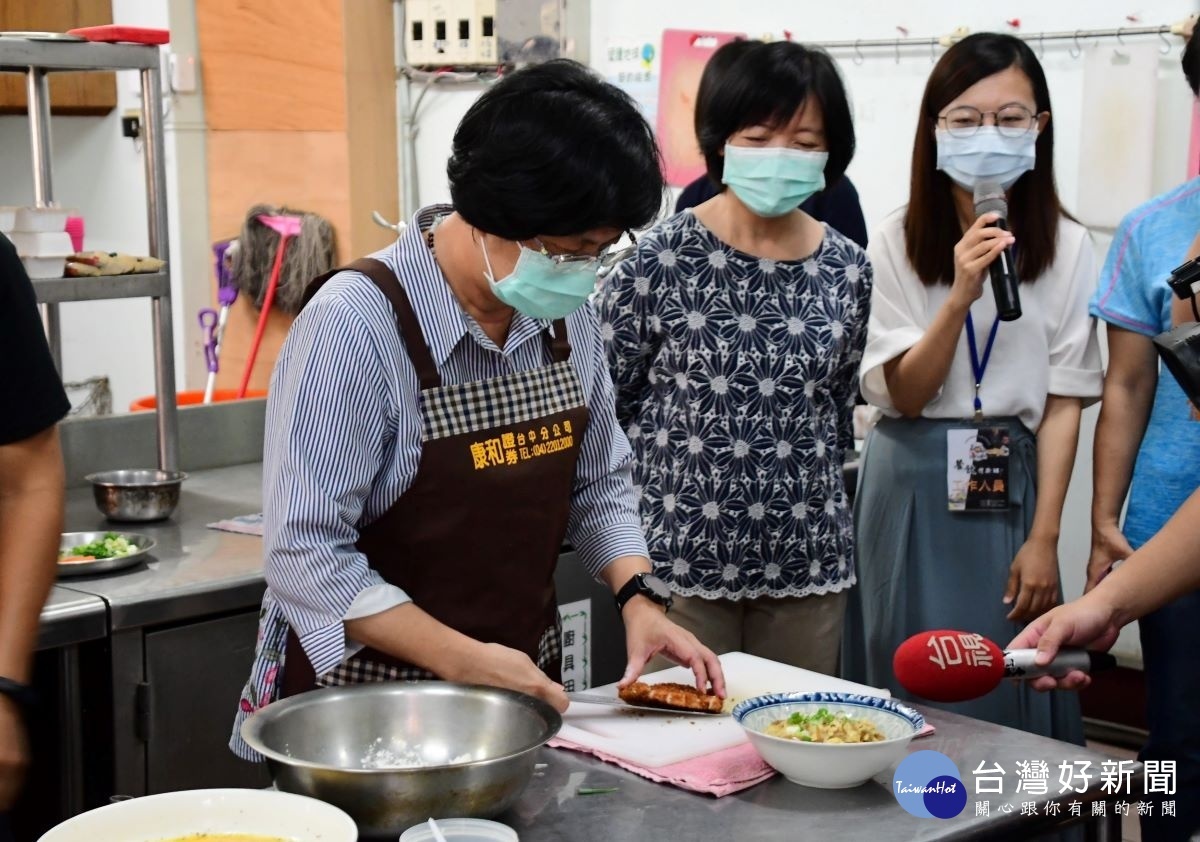 縣長王惠美參加青少年職業探索營 餐飲體驗班製作餐點。