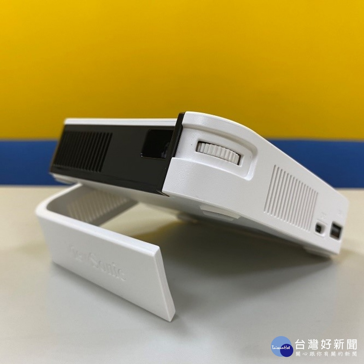 M1 mini Plus無線智慧LED袋投影機,因為體積小、功能齊全,外型充滿時尚感,所以獲得了不少年輕消費者的青睞。(圖/Spencer攝)